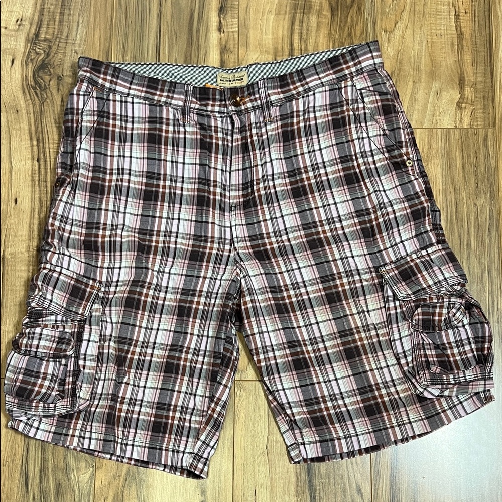 Tommy Bahama Plaid Cargo Shorts Black and White
Sz 36